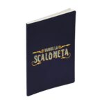 Cuaderno azul con diseño Vamos la Scaloneta en celeste y amarillo