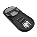 Set de utensilios de camping portátil con platos y cubiertos, ideal para picnic y viajes