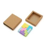 Caja de cartón con bloques tipo Tetris coloridos