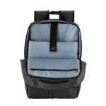 Interior de mochila gris con compartimento acolchado para laptop y bolsillos organizadores