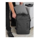 Mochila negra con compartimento para laptop, ideal para transportar tecnología con seguridad y estilo