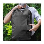 Mochila gris con bolsillo frontal y acceso rápido al smartphone