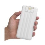 Power bank blanco con conectores USB-C, Lightning y Micro-USB integrados en diseño compacto