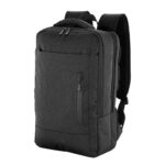 Mochila negra minimalista con diseño cómodo y bolsillo frontal vertical