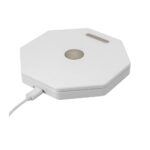 Dispositivo inteligente octogonal con botón central y conexión USB para hogar moderno y funcional