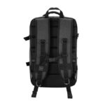 Mochila negra con correas acolchadas, panel trasero respirable y diseño ergonómico para uso diario