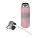 Botella rosa con tapa gris, botón rojo y sorbete blanco