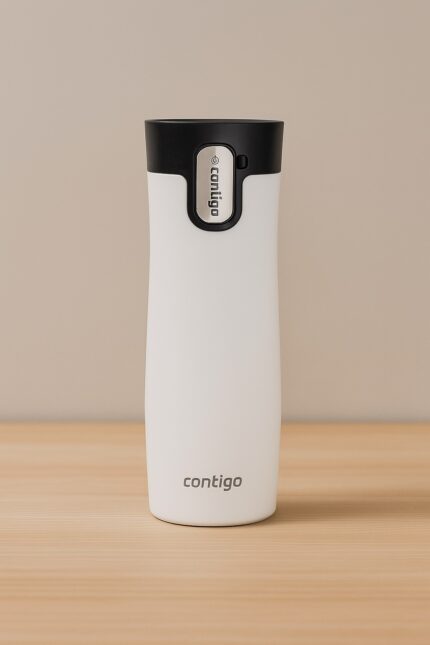 Jarro Contigo blanco con tapa negra sobre fondo beige, producto de la línea Drinkware MQM.