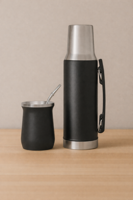 Set de termo y mate negro para merchandising Expoagro 2026 sobre fondo beige y superficie de madera clara.