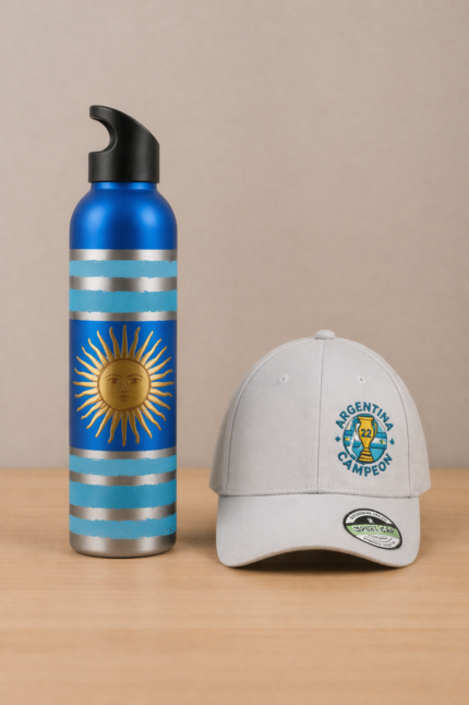 Botella y gorra de Argentina para merchandising del Mundial de Fútbol 2026 sobre fondo neutro y superficie de madera.