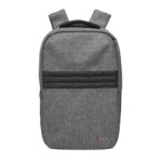 Mochila gris con panel acolchado frontal y logo Wagner en la esquina inferior