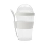 Vaso plástico transparente con tapa blanca y cuchara incorporada