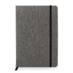 Cuaderno gris con banda elástica negra y marcador de cinta