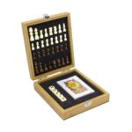Set de ajedrez en caja de madera con naipes y cinco dados