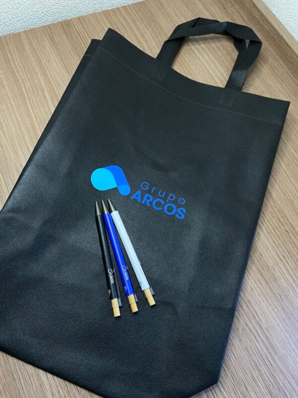 Kit para exposiciones compuesto por Bolsa de friselina personalizada y bol[igrafo condenable de bambú personalizado