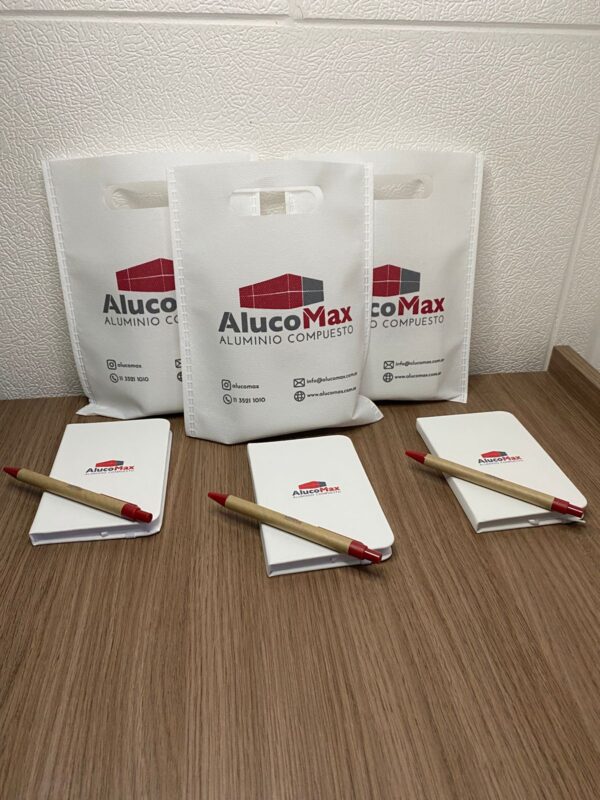 kit para ferias y exposiciones compuesto de bolsa de friselina personalizada, libreta White personalizada y bolígrafo ecológico sustentable