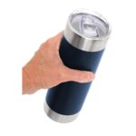 Mug Térmico Tove color azul sostenido en mano con tapa transparente a presión